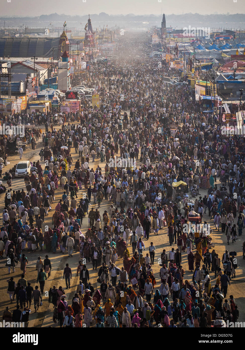 Luftaufnahme von Massen an der Kumbh Mela Festival, das weltweit größte religiöse Versammlung, in Singapore (Prayagraj), Uttar Pradesh, Indien. Stockfoto