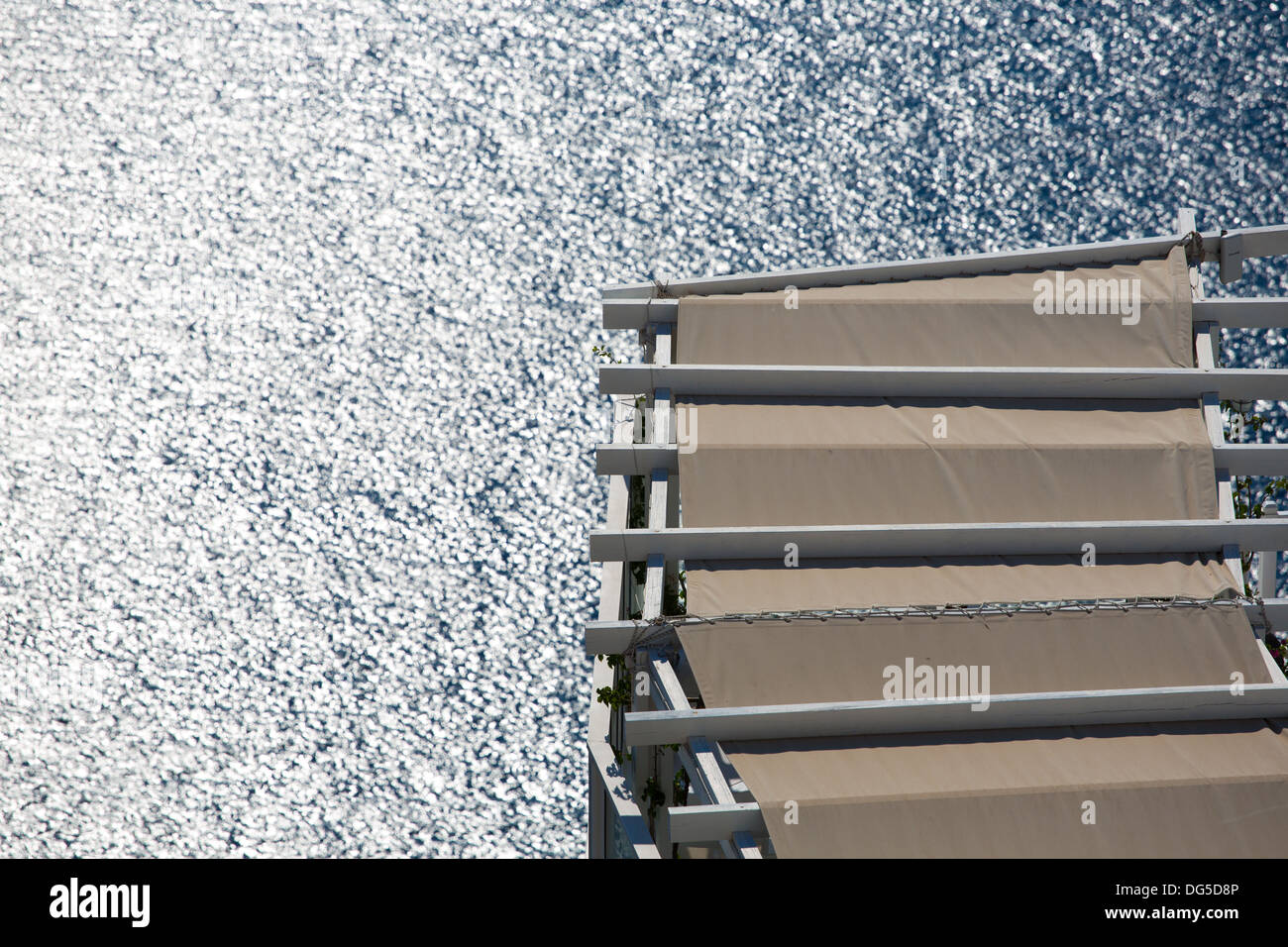 Dach der Balkon und das Mittelmeer, Santorini in Griechenland Stockfoto