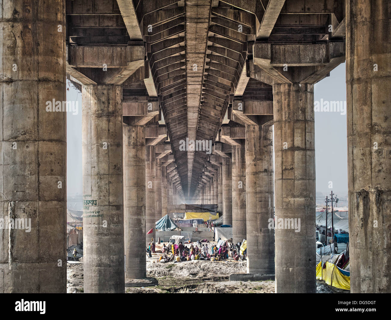 Menschen und Zelte unter die Hauptbrücke Übergang über die massive Kumbh Mela 2013 Festival in Allahabad, Indien. Stockfoto