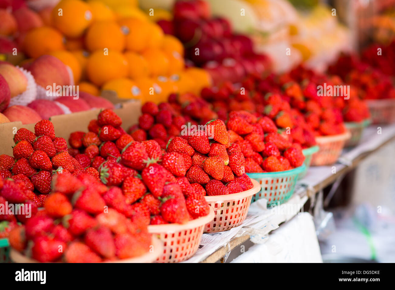 Lebensmittel-Markt in Shanghai, Körbe mit frischen Erdbeeren Stockfoto