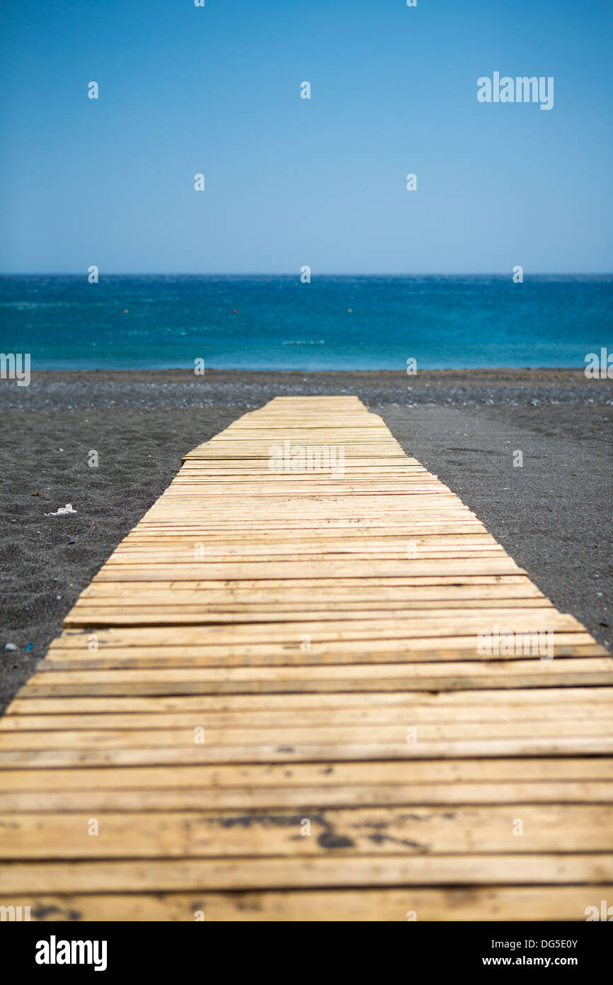 Traditionelle Holzsteg zum Ägäischen Meer. An einem sehr ruhigen Strand von Kreta, Griechenland, 2013. Stockfoto