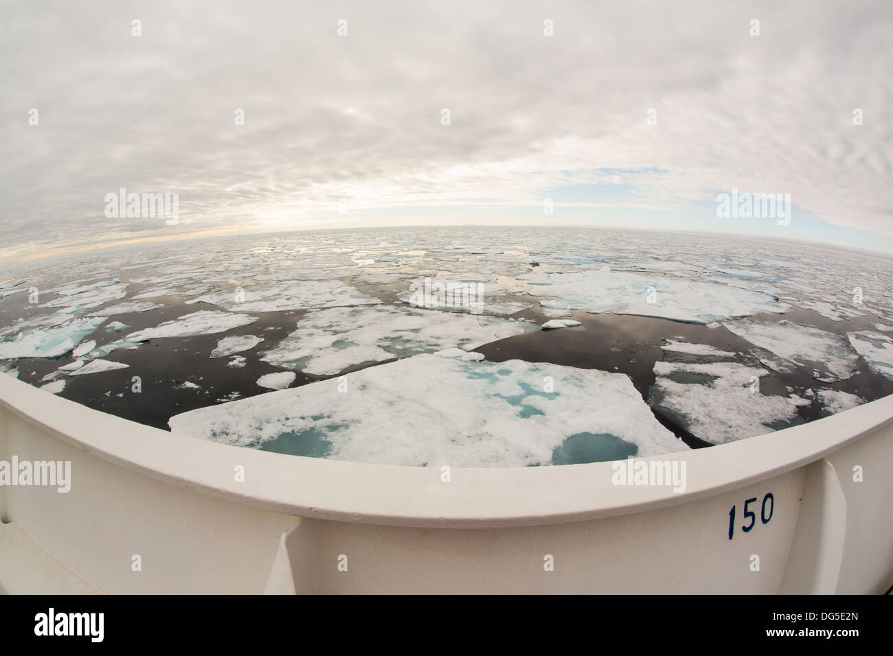 Faule Meereis bei über 80 Grad aus der nördlichen Küste von Svalbard. Der Klimawandel verursacht Meer Eis schnell zurückziehen. Stockfoto