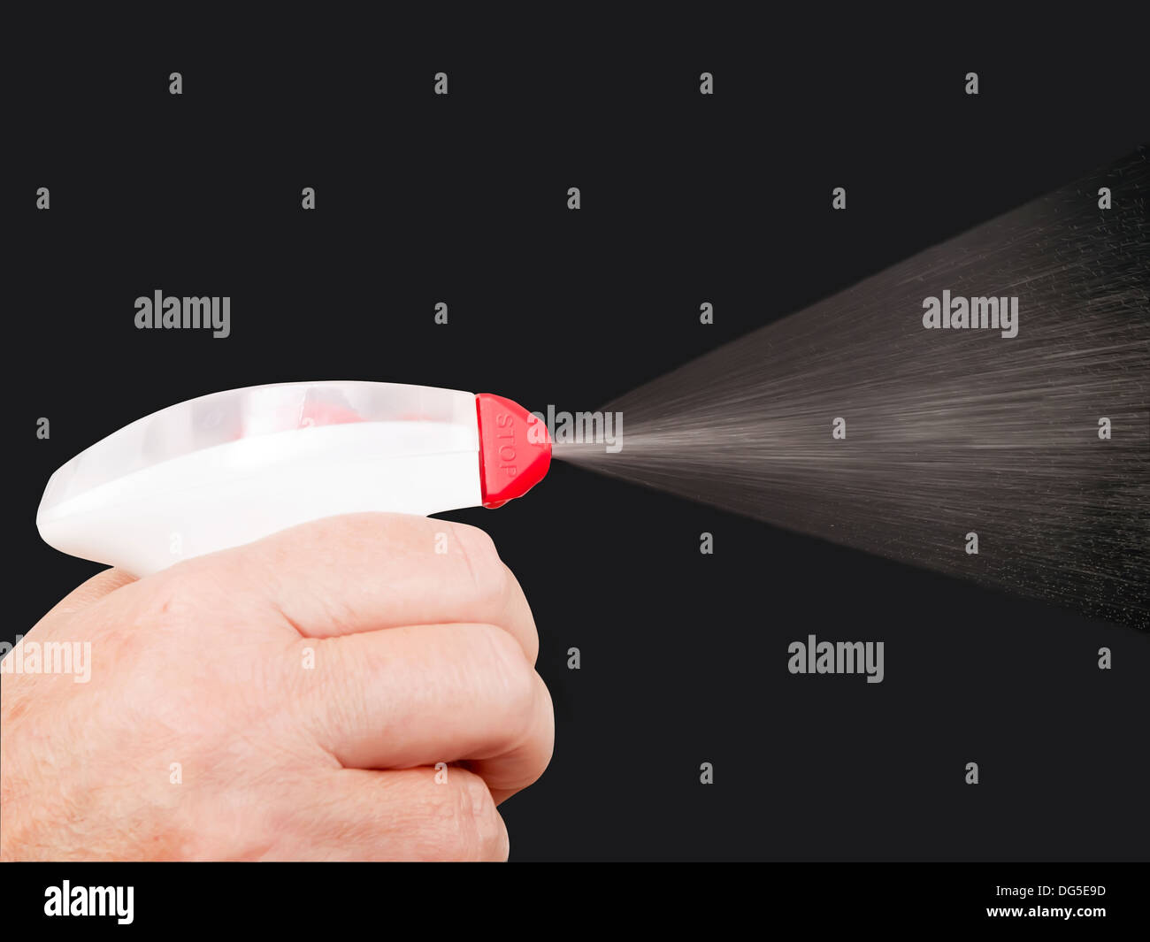 menschliche Hand sprühen Reinigungsmittel - Studio gedreht Stockfoto