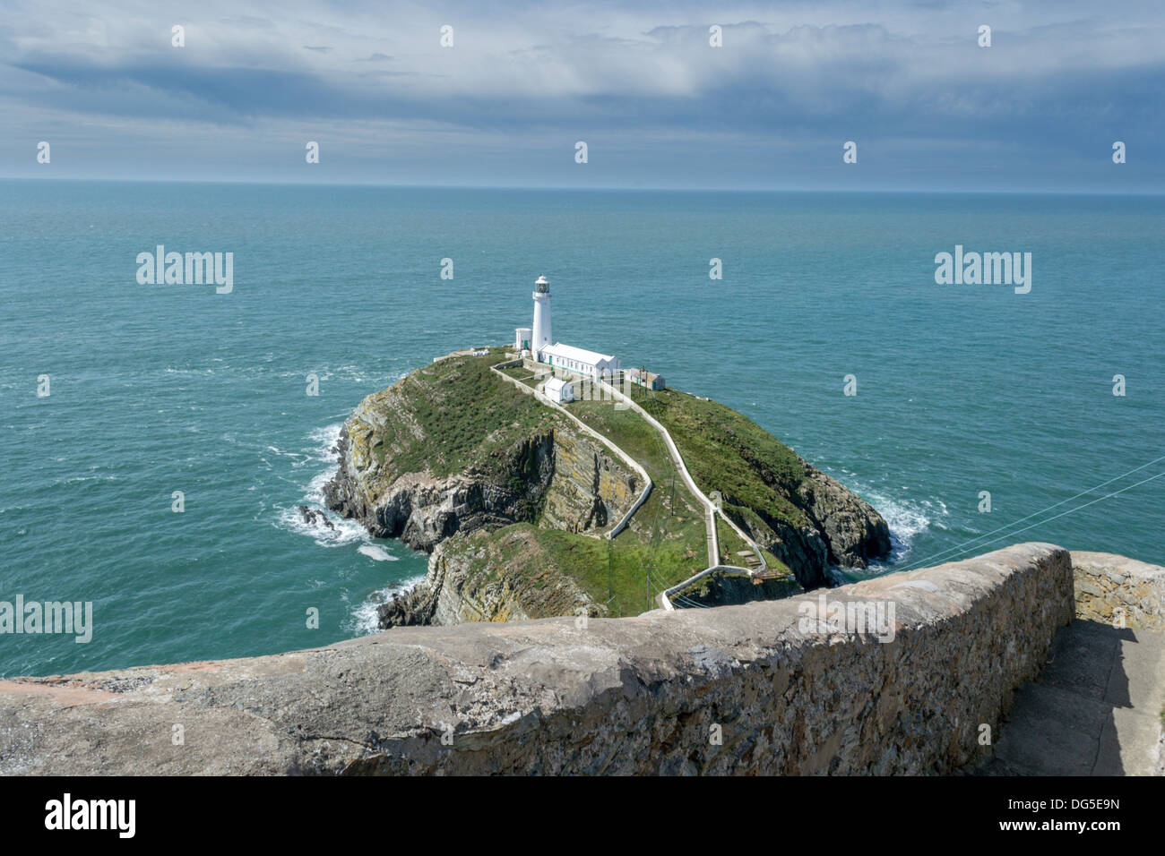 Aussicht auf South Stack Lighthouse von Holyhead Insel Anglesey Stockfoto