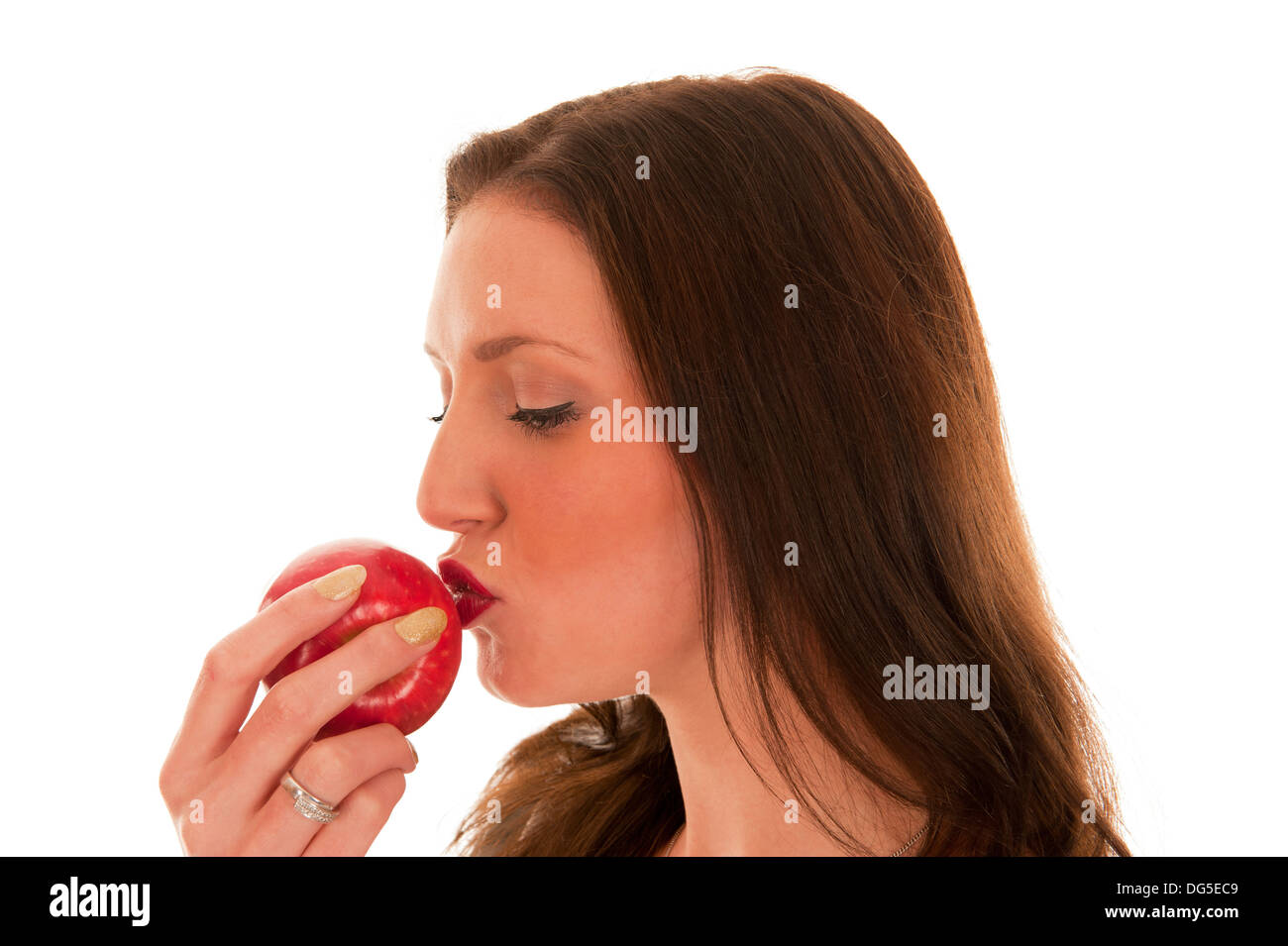 Junges Mädchen mit roten Lippen küsst einen roten Apfel im portrait Stockfoto