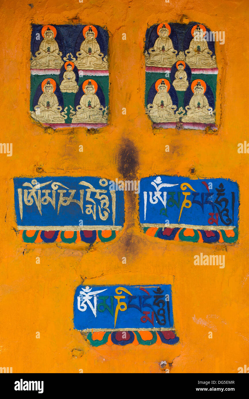Gelbe Wand und wenig gemalt Buddhas. Ein Blick auf die Fassade des Palkhor-Klosters in Tibet Provinz in China Stockfoto