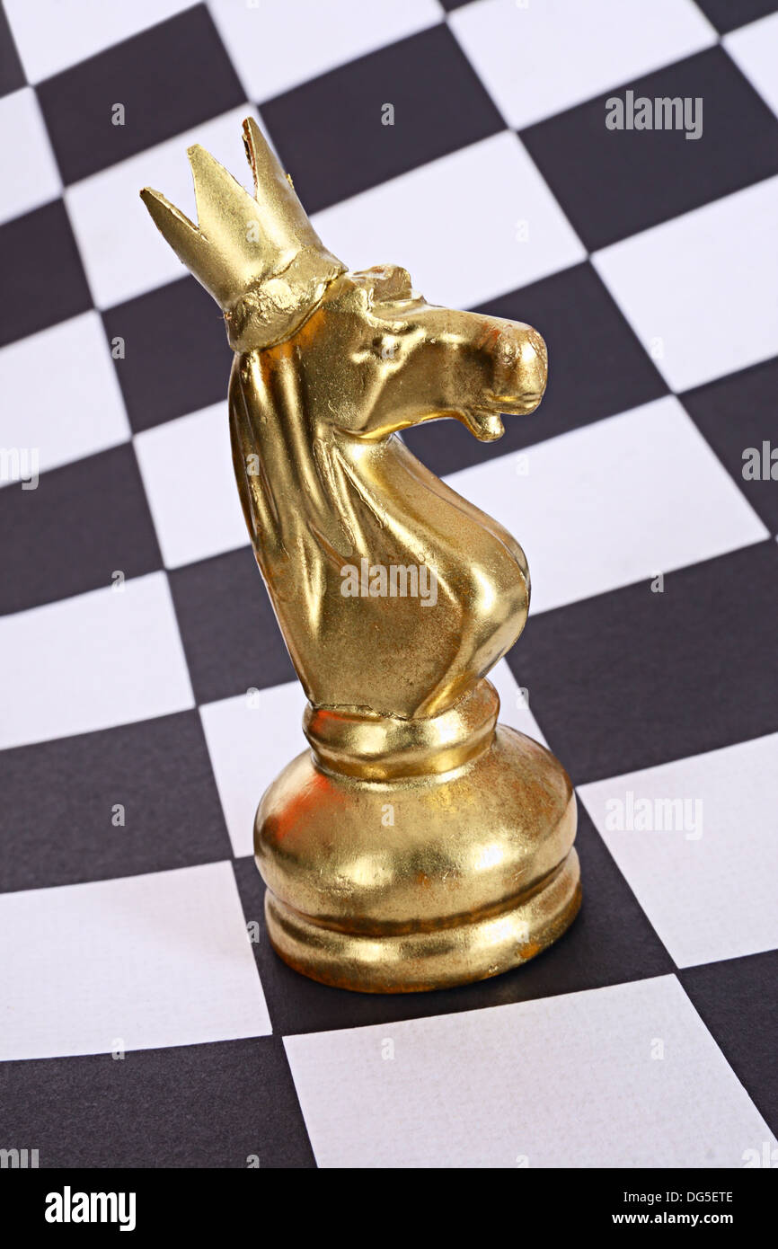 Neue Jahr Schach abstrakter Begriff. Gold Ritter in Krone als Symbol Jahr 2014 Stockfoto