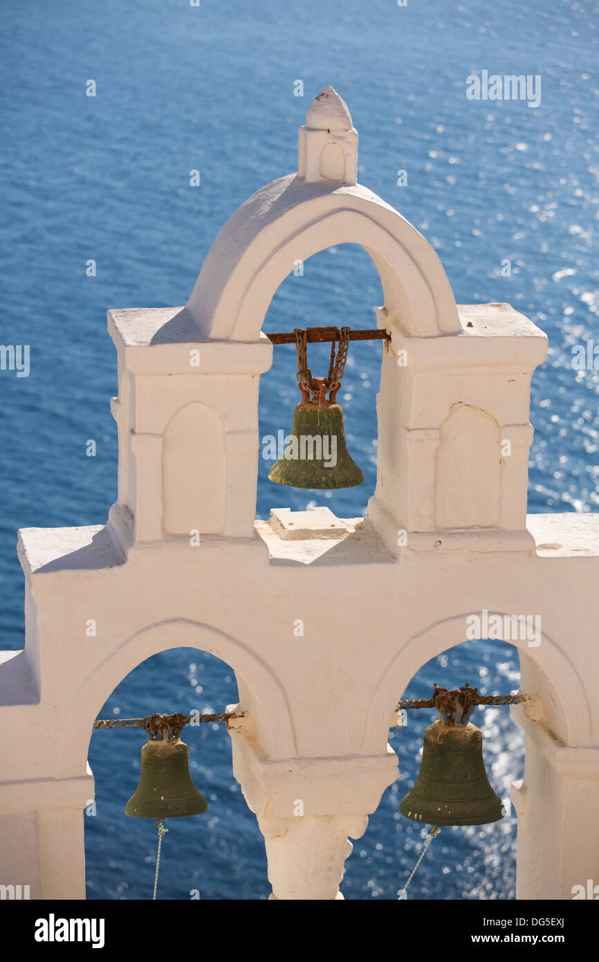 Nahaufnahme von einem grünen Bronzeglocken einer orthodoxen Kirche in Santorini. Es gibt viele kleine Kirchen überall auf Santorini. Stockfoto