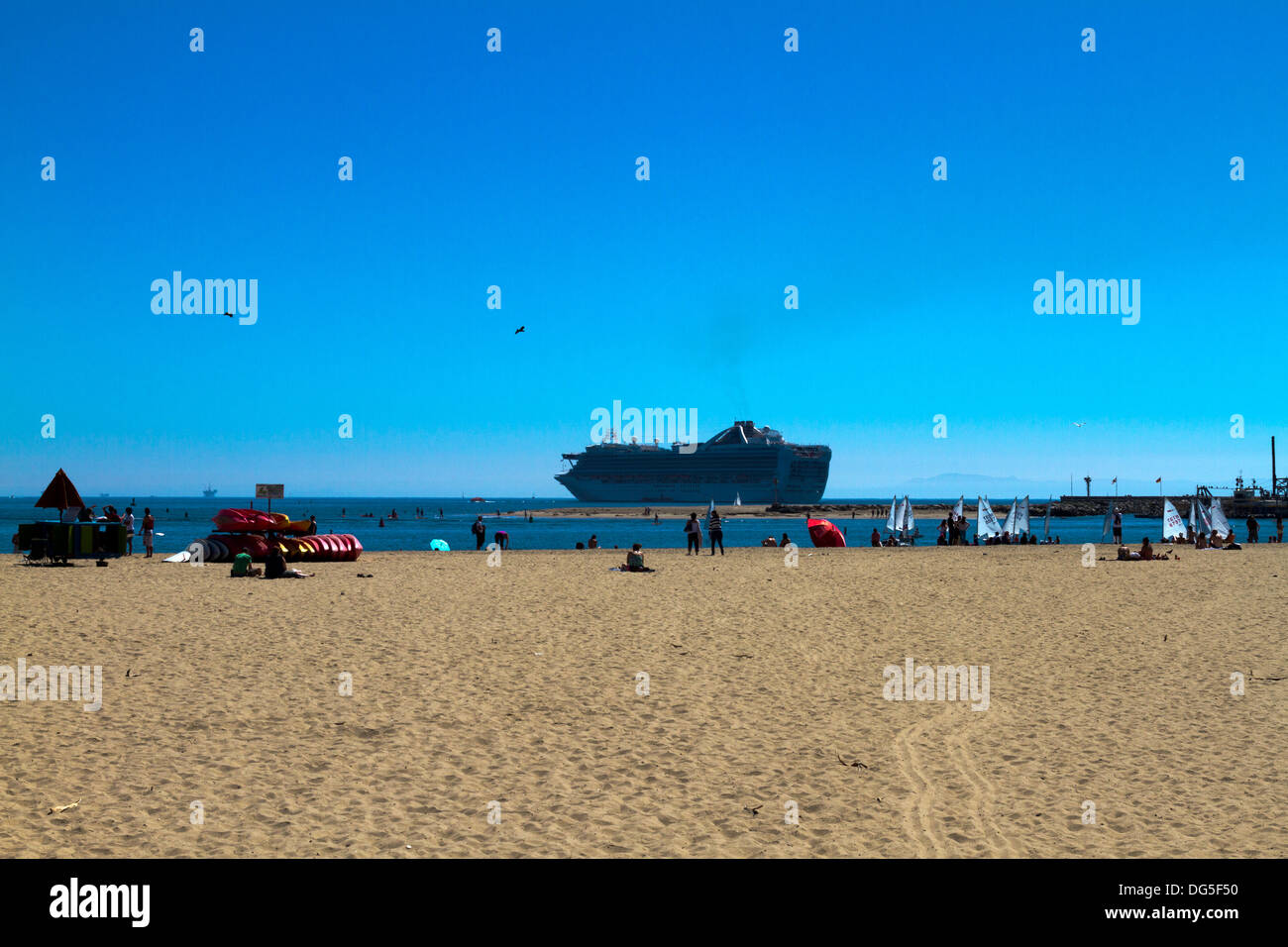 Kreuzfahrtschiff Grand Princess vor der Küste liegt wie Urlauber den Strand in Santa Barbara, Kalifornien genießen Stockfoto