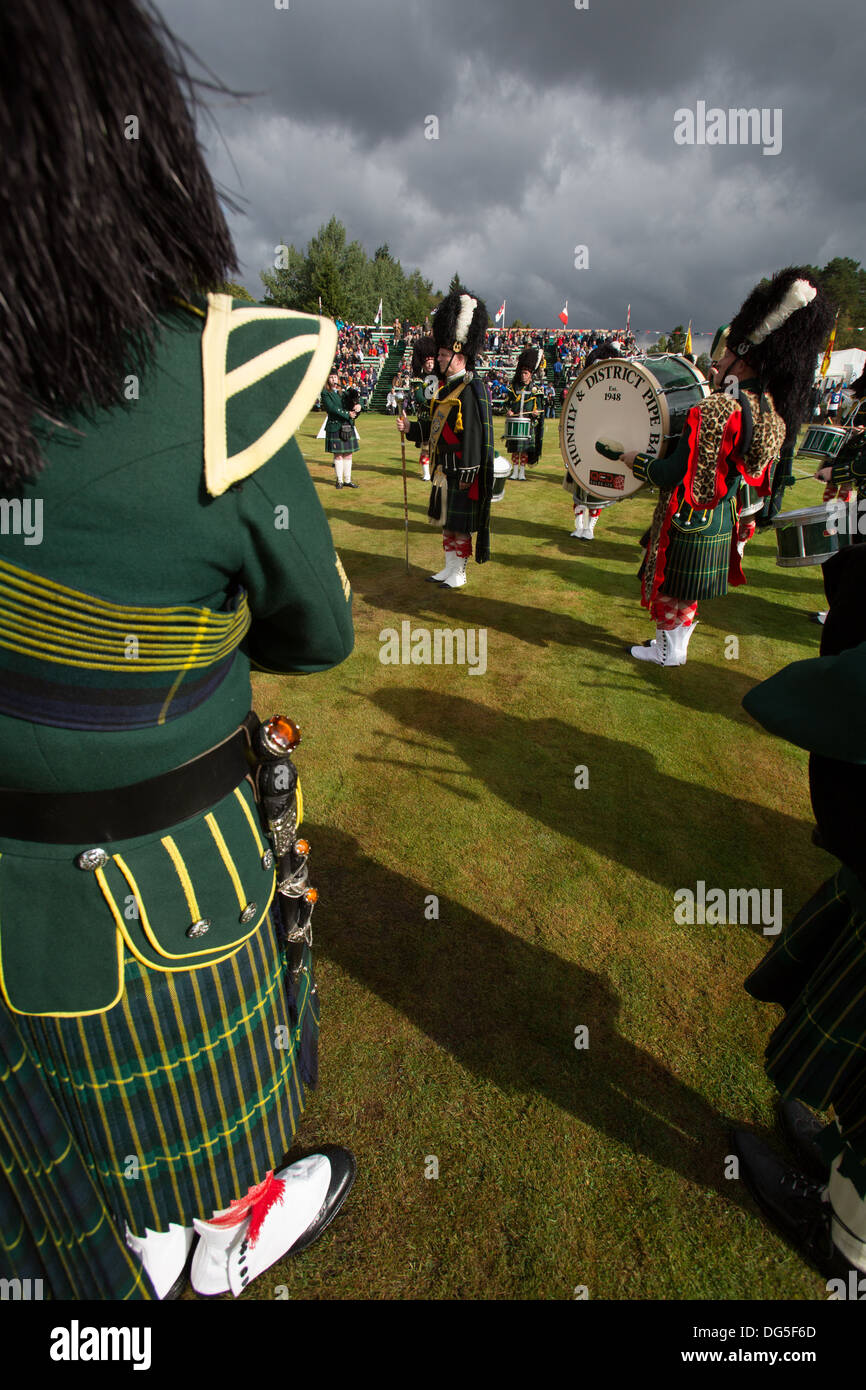 Dorf von Braemar, Schottland. Die Huntly und District Pipe Band bei Braemar Gathering spielen. Stockfoto