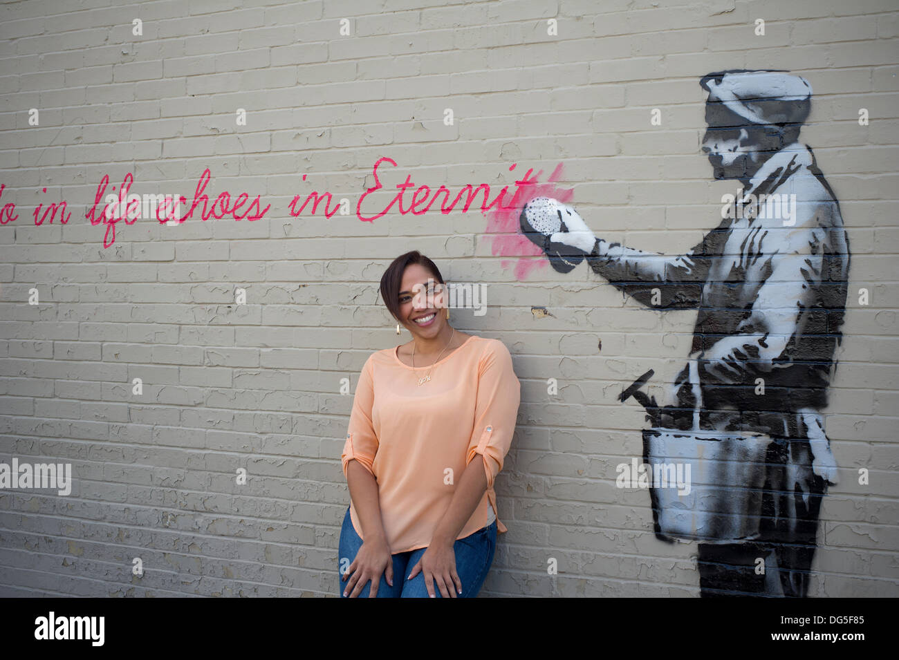 Queens, NY, USA. 14. Oktober 2013. Streetart-Fans strömen in Woodside Stadtteil Queens in New York auf Montag, 14. Oktober 2013, der vierzehnte Ausgabe von Banksy-Graffiti-Kunst, "Was wir im Leben Echos in der Ewigkeit tun" zu sehen. Die schwer fassbare Streetart-Künstler schafft Werke rund um die Stadt jeden Tag im Laufe des Monats Oktober begleitet durch eine satirische aufgezeichnete Nachricht, die Sie hören können telefonisch unter der Nummer 1-800-656-4271 gefolgt von # und die Anzahl der Kunstwerke.  (© Frances M. Roberts) Bildnachweis: Frances Roberts/Alamy Live-Nachrichten Stockfoto