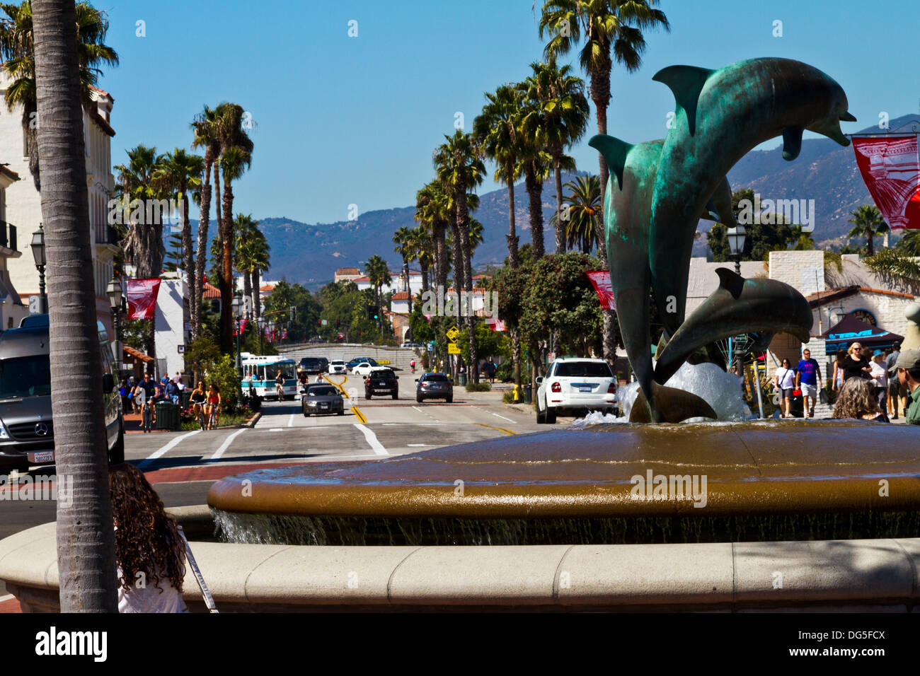 Eine Ansicht der State Street in Santa Barbara, Kalifornien mit dem Wahrzeichen Delphinbrunnen im Vordergrund. Stockfoto
