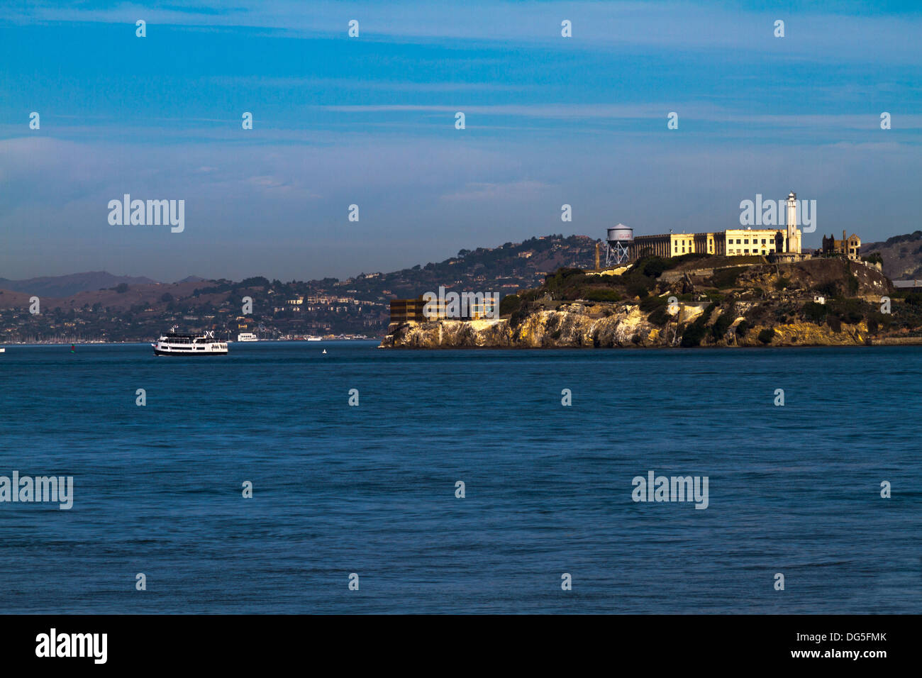 Blick auf die Gefängnisinsel Alcatraz und Fähre Boot gesehen von der San Francisco Bay. Stockfoto