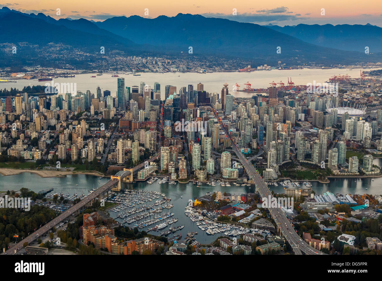 Downtown Vancouver, British Columbia, Kanada aus der Luft mit Granville Island im Vordergrund Stockfoto