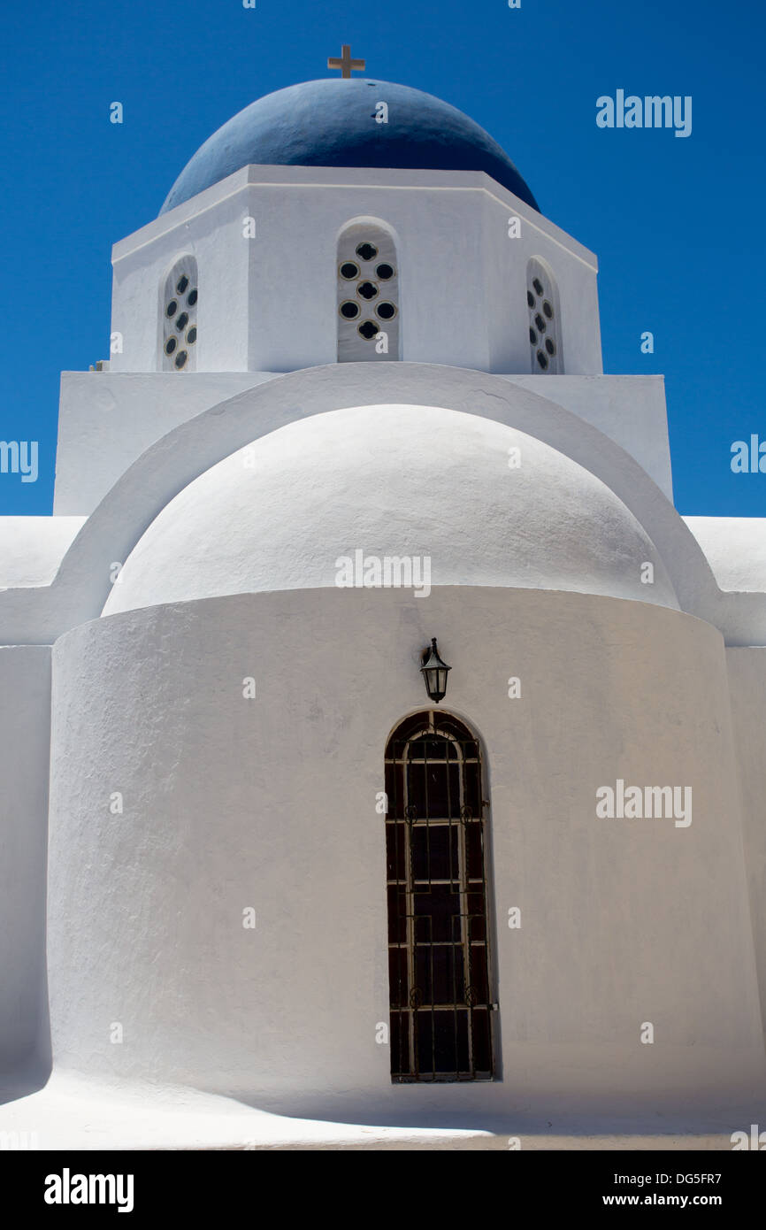 Weißen orthodoxen Kirche in Santorini mit klaren blauen Himmel. Griechenland Stockfoto