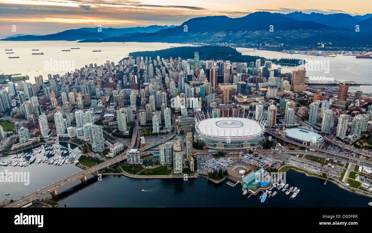 Downtown Vancouver, British Columbia, Kanada aus der Luft mit Stanley Park und Coast Mountains im Hintergrund Stockfoto