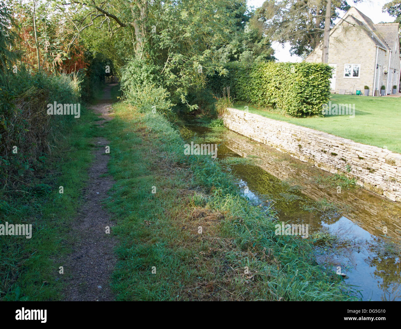 Themse und der Thames Path in der Nähe von Ewen, Gloucestershire, England Stockfoto