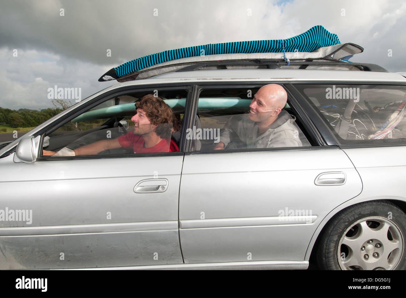 Männer, dicht verpackt in Auto mit Gepäck und Sport Getriebe Stockfoto
