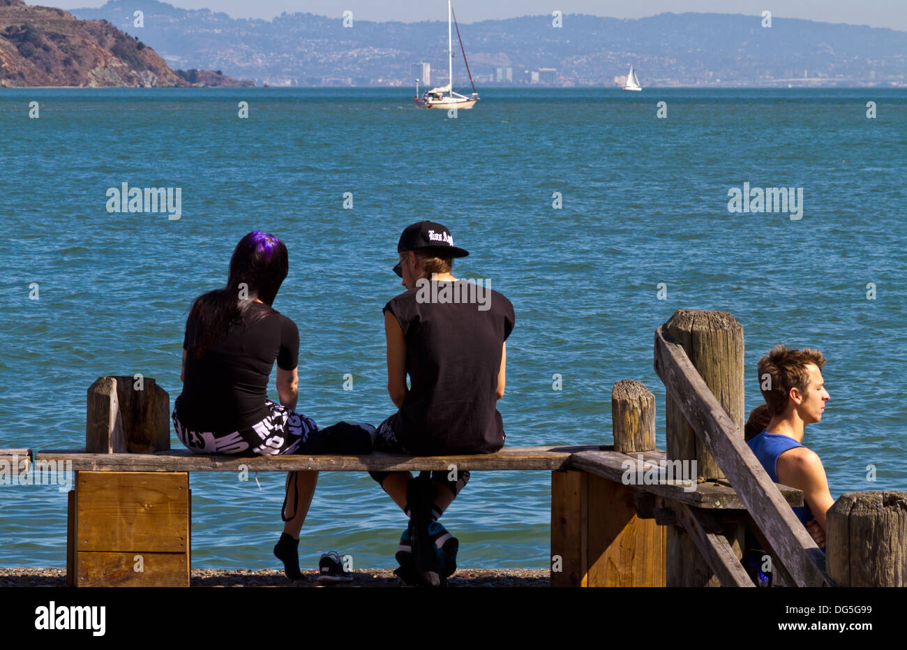 Junge Paare entspannende bayside in Sausalito, Kalifornien. Stockfoto