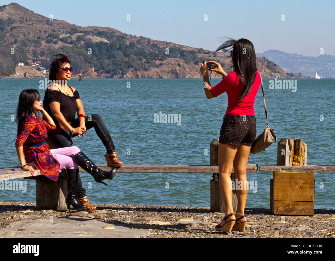 Junge asiatische Frauen, die ihre Aufnahme in Sausalito, Kalifornien Stockfoto
