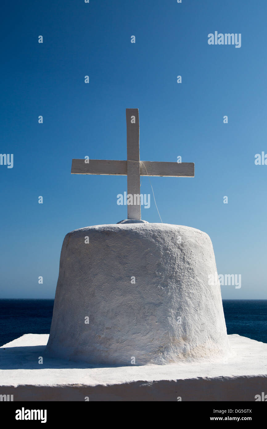 Religiöse Kuppel und orthodoxes Kreuz, Folegandros, Kykladen-Inseln... Diese religiöse Kuppeln und Kirchen Stockfoto