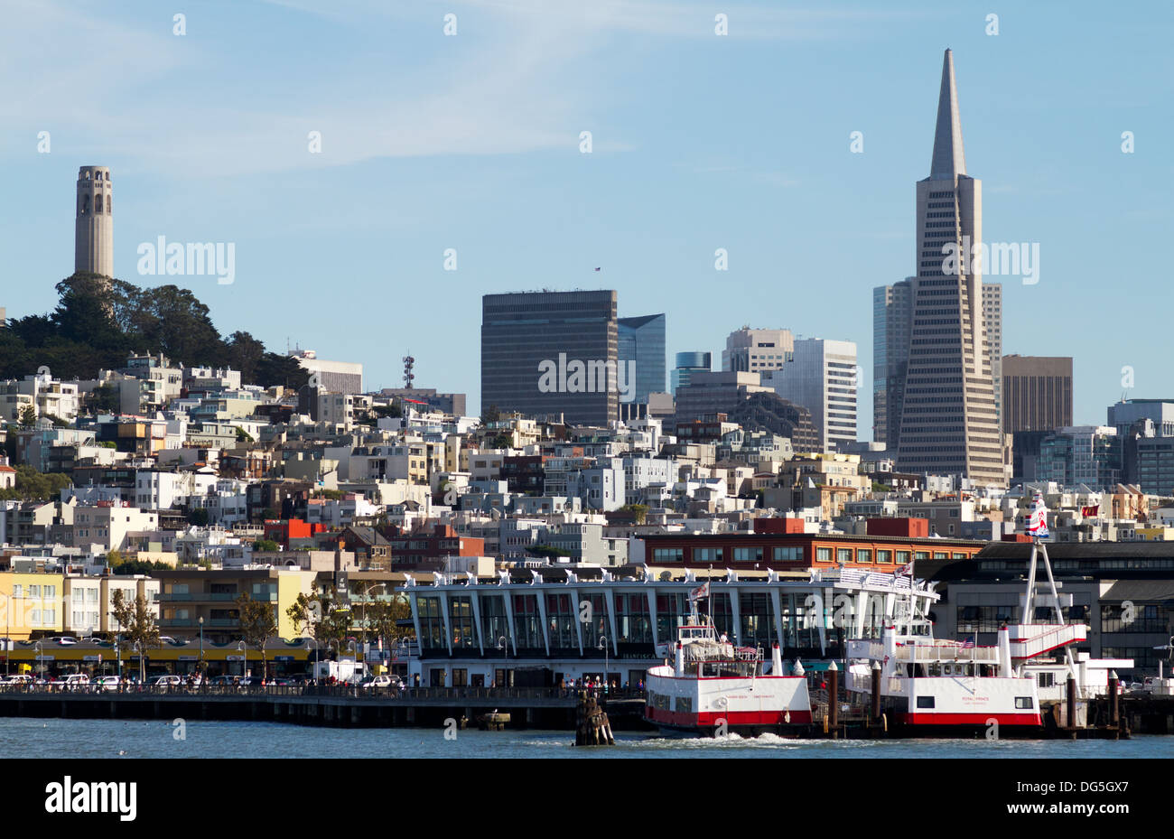 Ein Blick auf die Skyline von San Francisco zeigt Coit Tower und die Transamerica Pyramid aus gesehen von der Bucht. Stockfoto