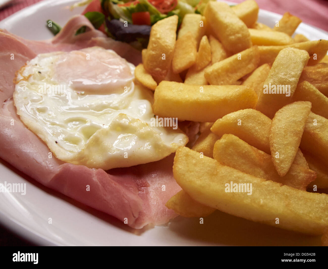 Schinken, Ei und Chips Teller serviert in einem Pub in der Nähe von Oxford, England Stockfoto