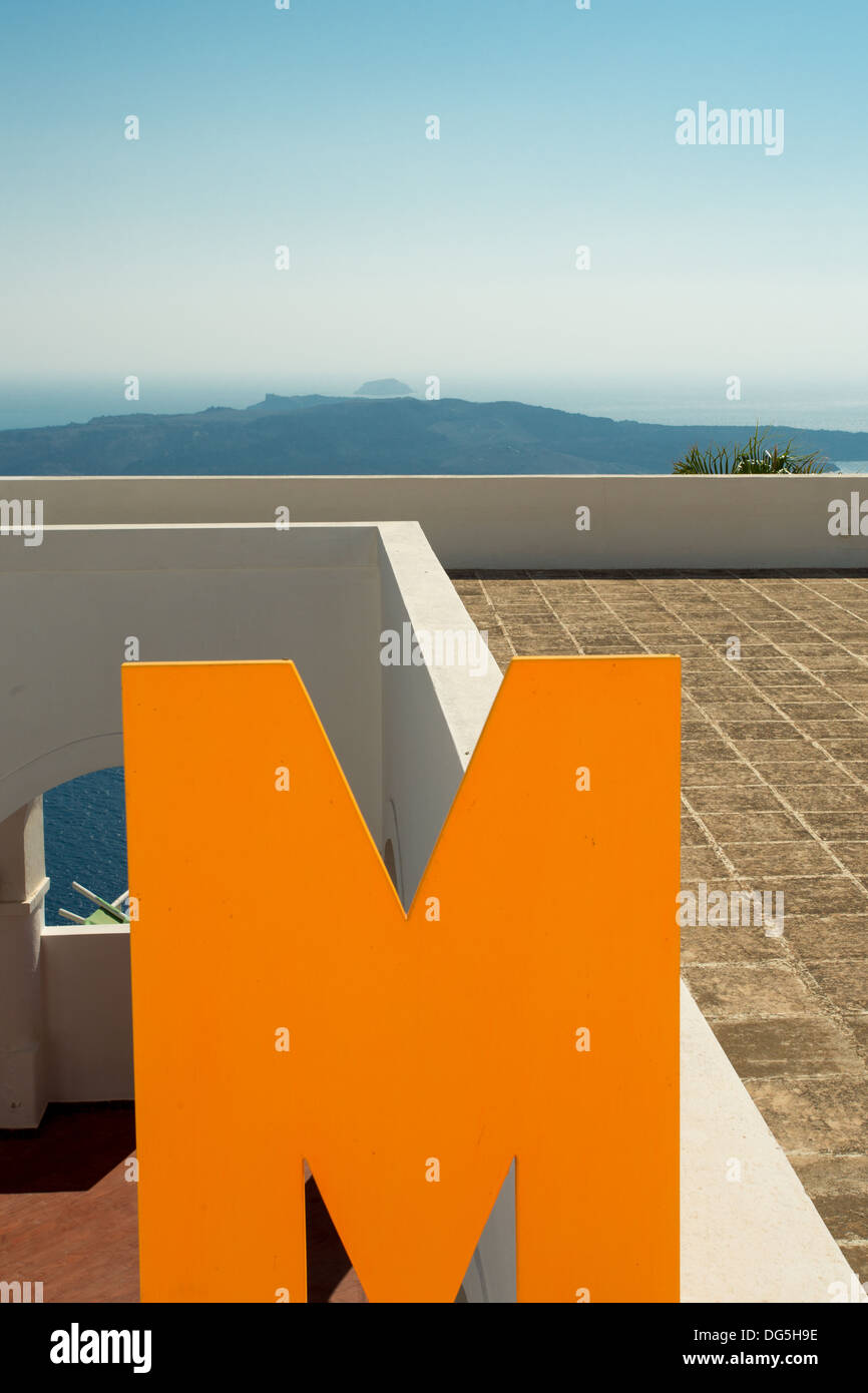 Großbuchstaben M auf dem Dach eines Hauses in Santorini mit Ägäischen Meer im Hintergrund, Griechenland 2013. Stockfoto