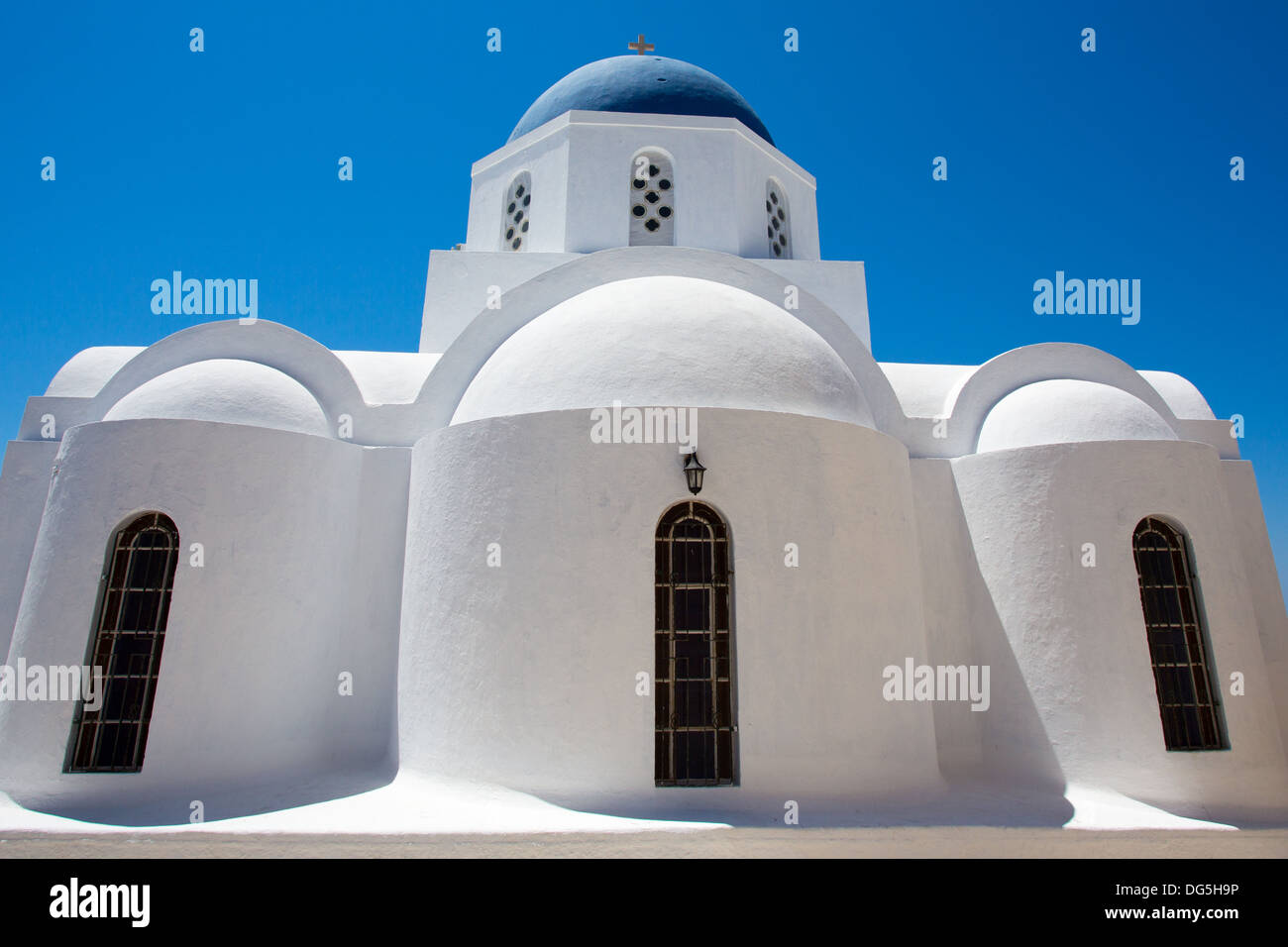 In der zentrale Platz von Perissa befindet sich die Kirche des Heiligen Kreuzes zu den größten Kirchen in Santorini. Stockfoto