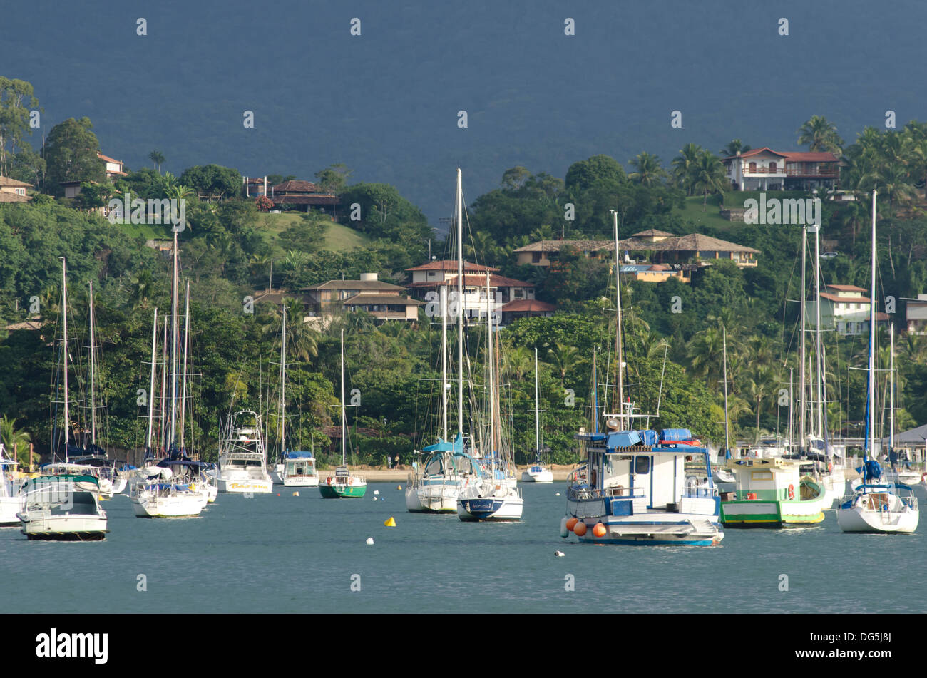 Segelboot auf Ilhabela, Brasilien Sao Paulo State Ufer verankert Stockfoto