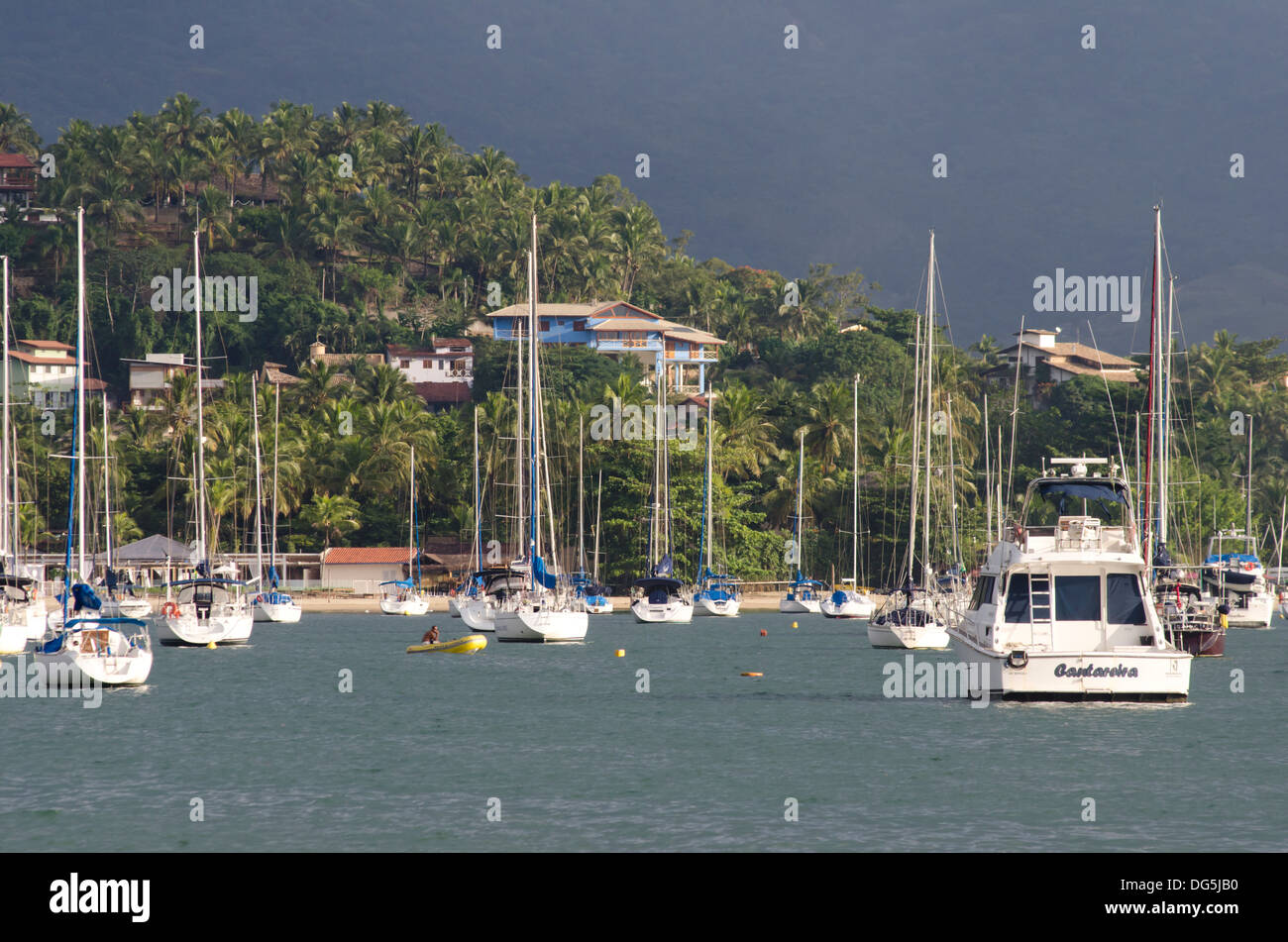 Segelboot auf Ilhabela, Brasilien Sao Paulo State Ufer verankert Stockfoto