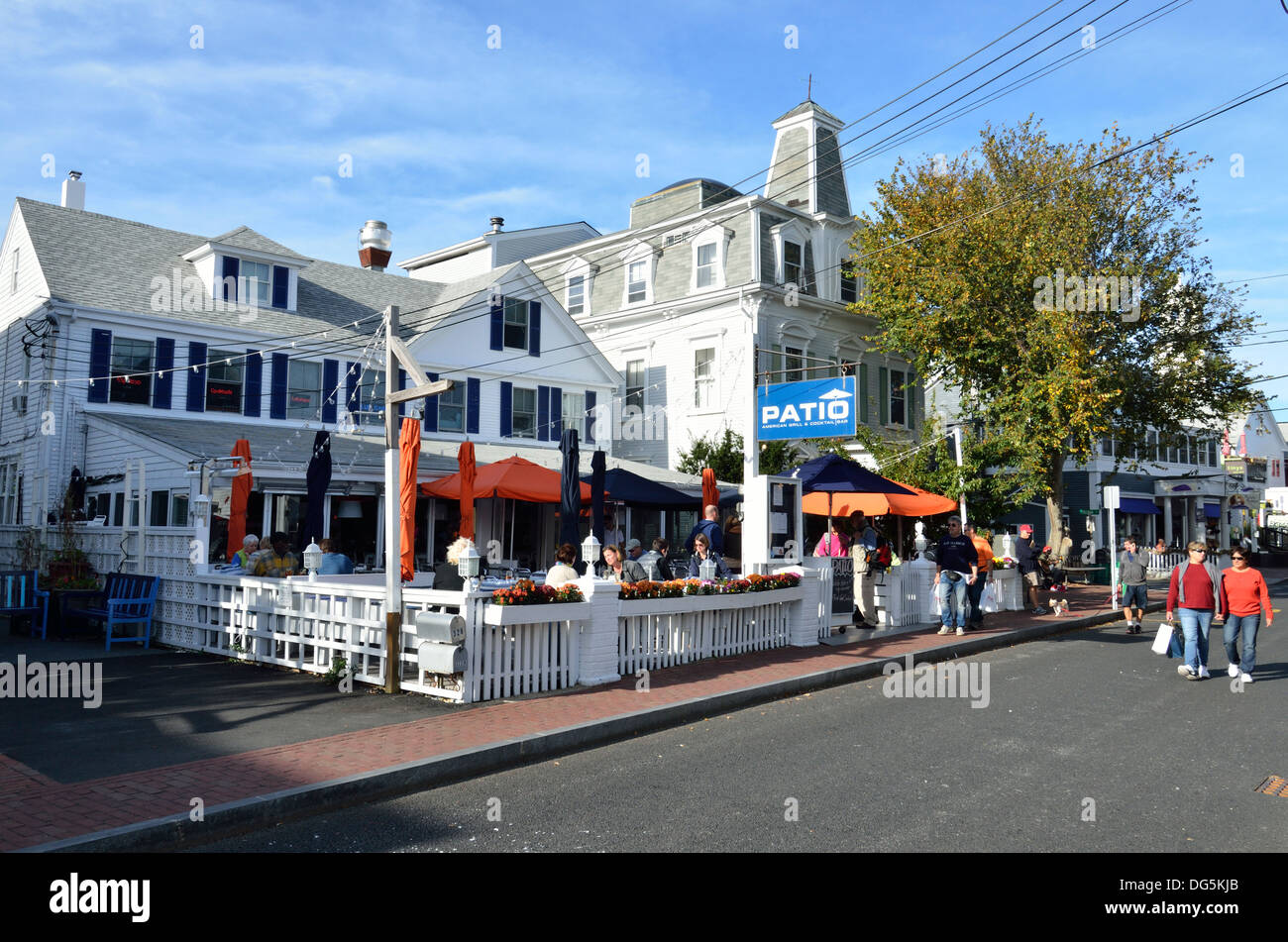 Straße malerischen Blick auf einen Cafe Restaurant Terrasse mit Essbereich im Freien an der Küste von Cape Cod Provincetown Massachusetts, USA. Stockfoto