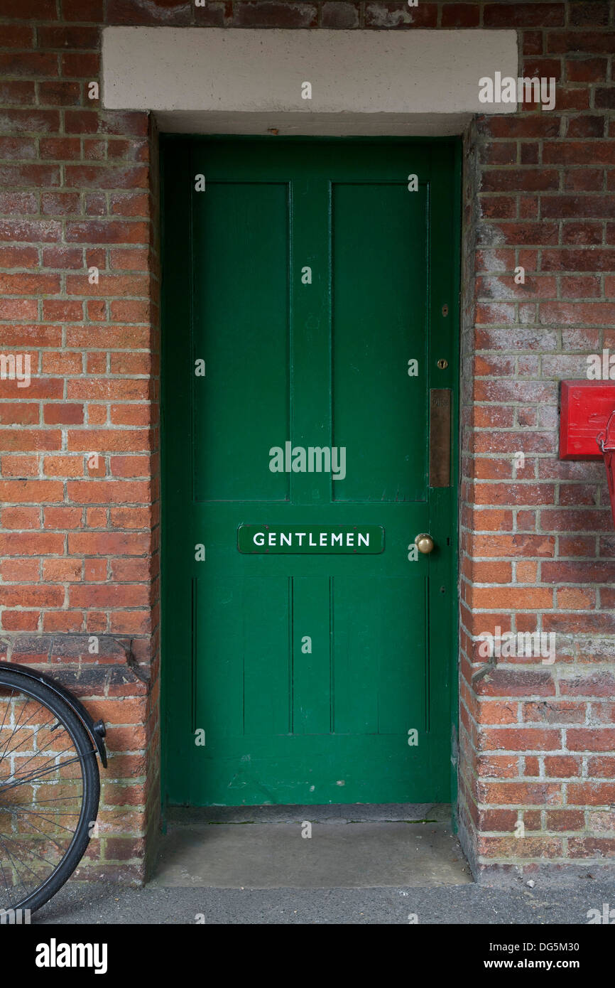 Herren-WC-Tür in Horsted Keynes Hauptbahnhof auf Vintage Bluebell Railway Linie. Stockfoto