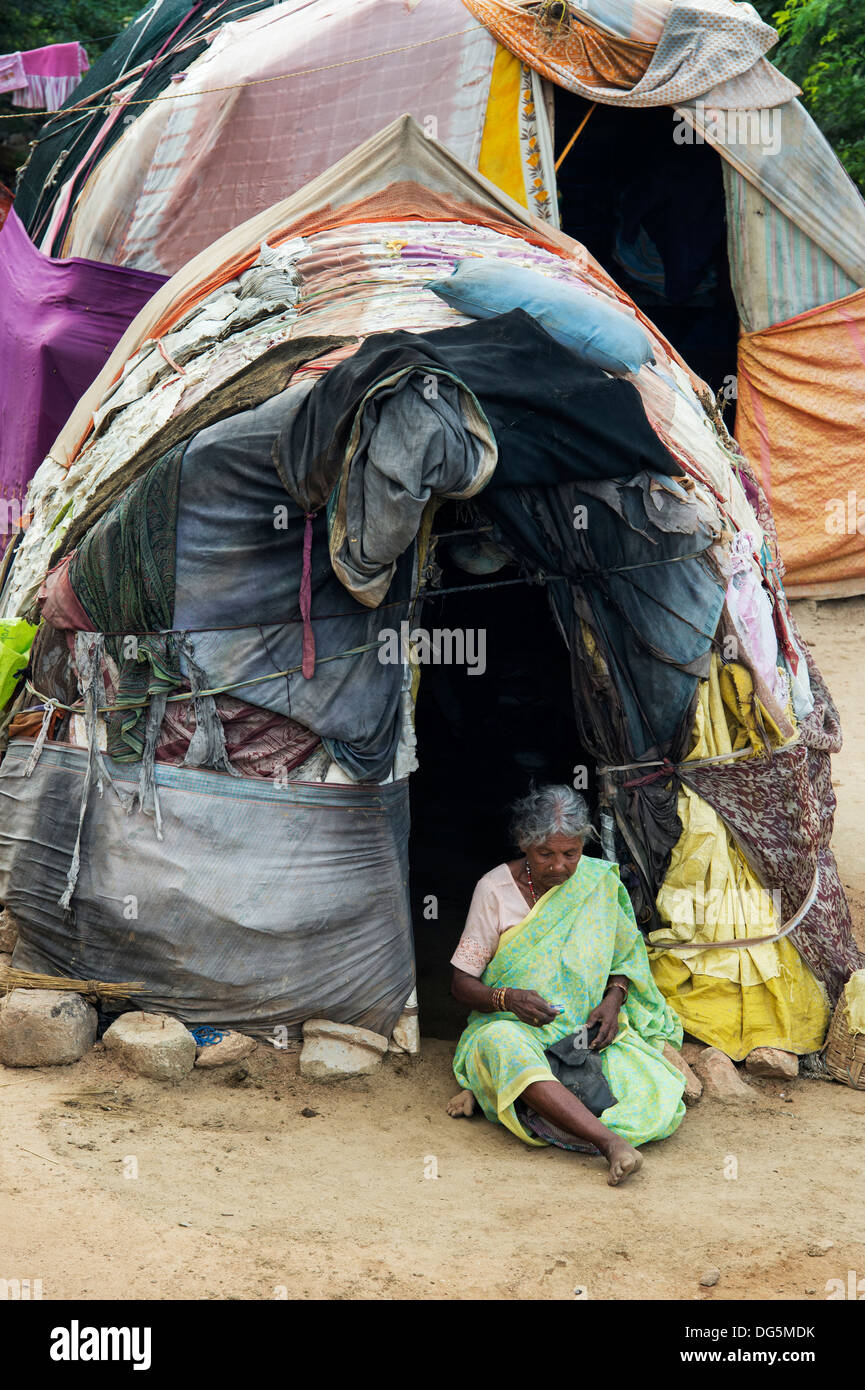 Niedrigere Kaste Indianerin sitzt außerhalb ihrer Bender / Zelt / shelter. Andhra Pradesh, Indien Stockfoto