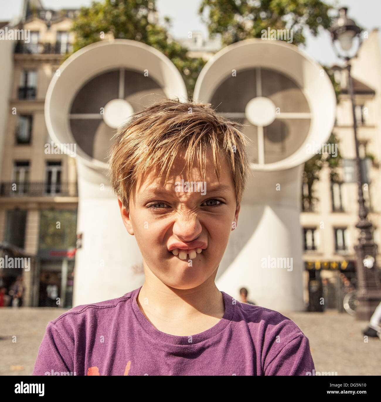 Junge vor Lüftungsöffnungen auf Centre Georges, Paris Stockfoto