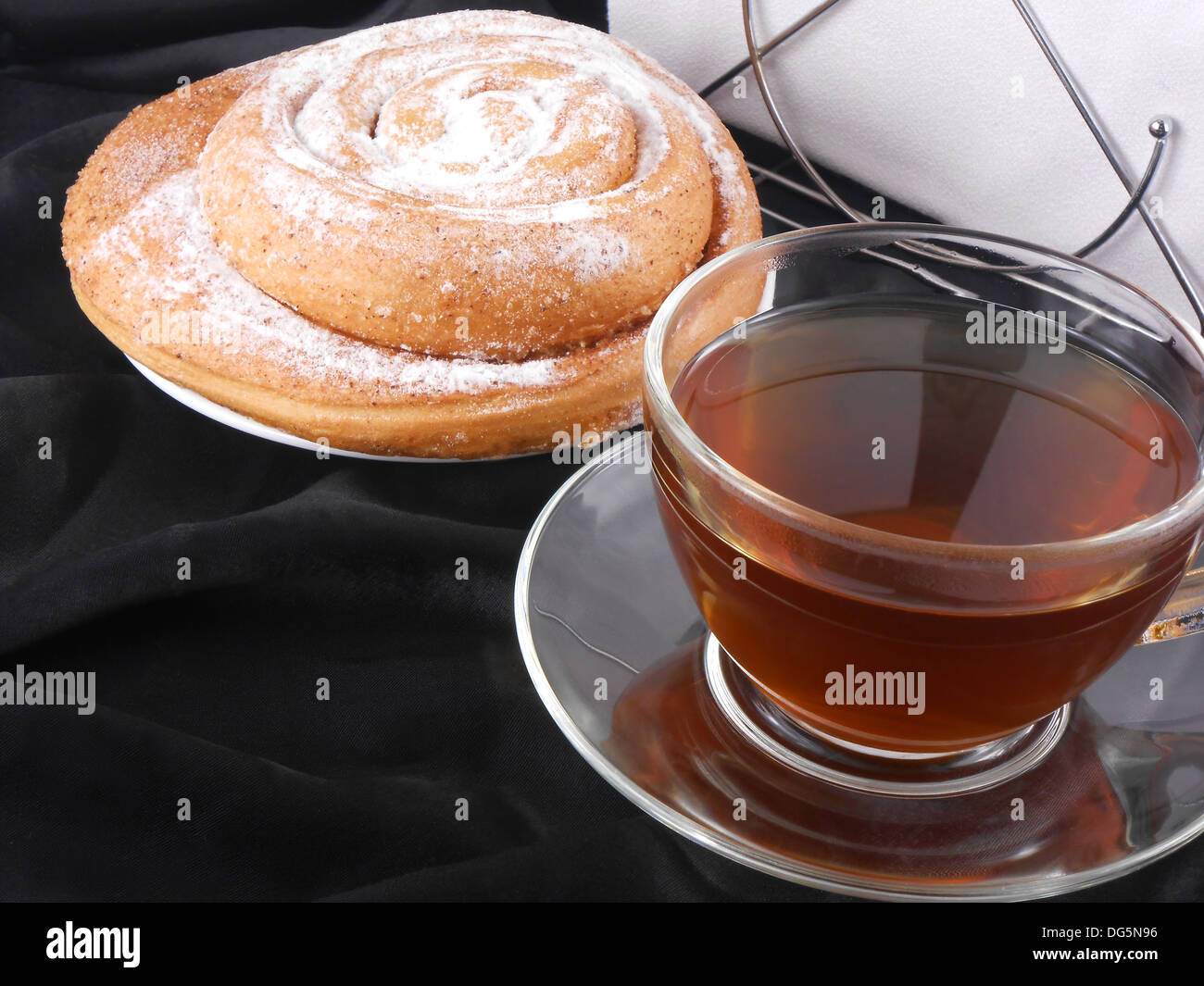 Heißen Tee mit süßen Kuchen auf schwarzem Hintergrund Stockfoto