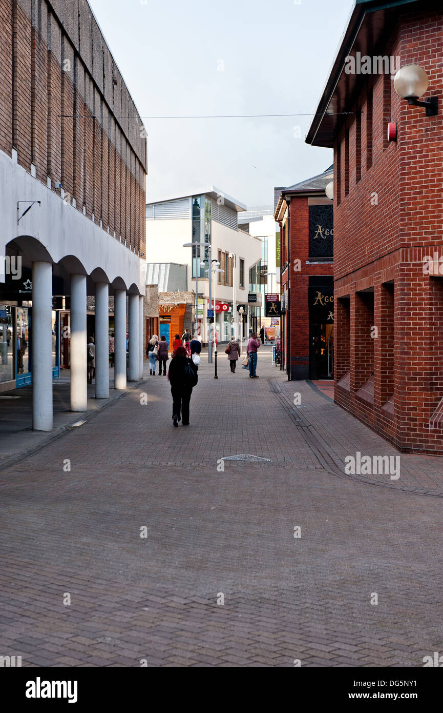 Blick auf rot-Straße in der Stadt Carmarthen, Carmarthenshire, Wales, UK Stockfoto