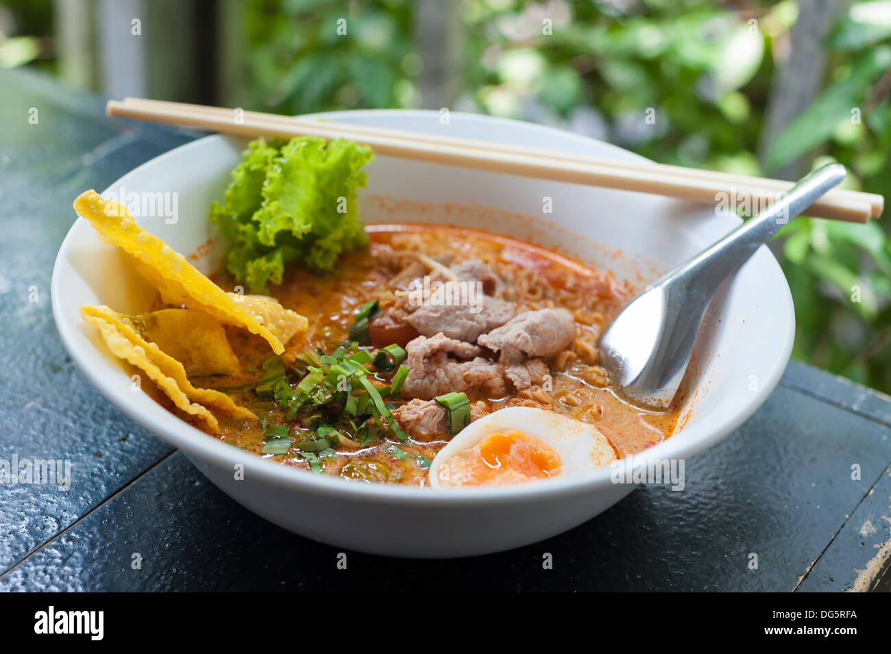 Schweinefleisch Nudeln Tom Yum, Kondenswasser Ei. Stockfoto