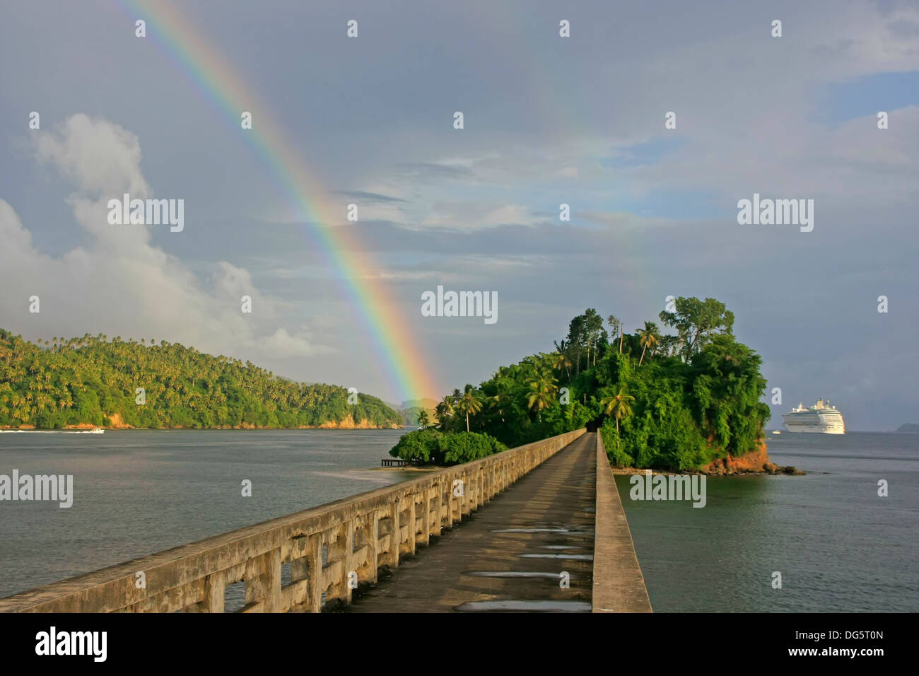 Brücke nirgendwo mit Regenbogen, Bucht von Samana, Dominikanische Republik Stockfoto