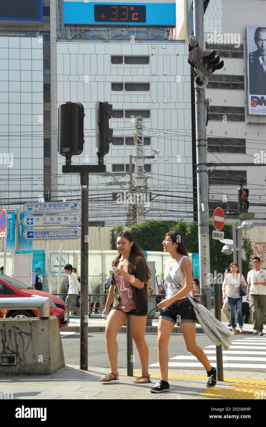 12. Oktober 2013: Tokyo erlebt 31,3 Grad Celsius, die was der letzte Tag war an dem die Temperatur überschritten mehr als 30 in der aufgezeichneten Geschichte und ein Thermometer sagte sogar noch höher in Shinjuku, Tokio, Japan am 12. Oktober 2013. © Koichiro Suzuki/AFLO/Alamy Live-Nachrichten Stockfoto