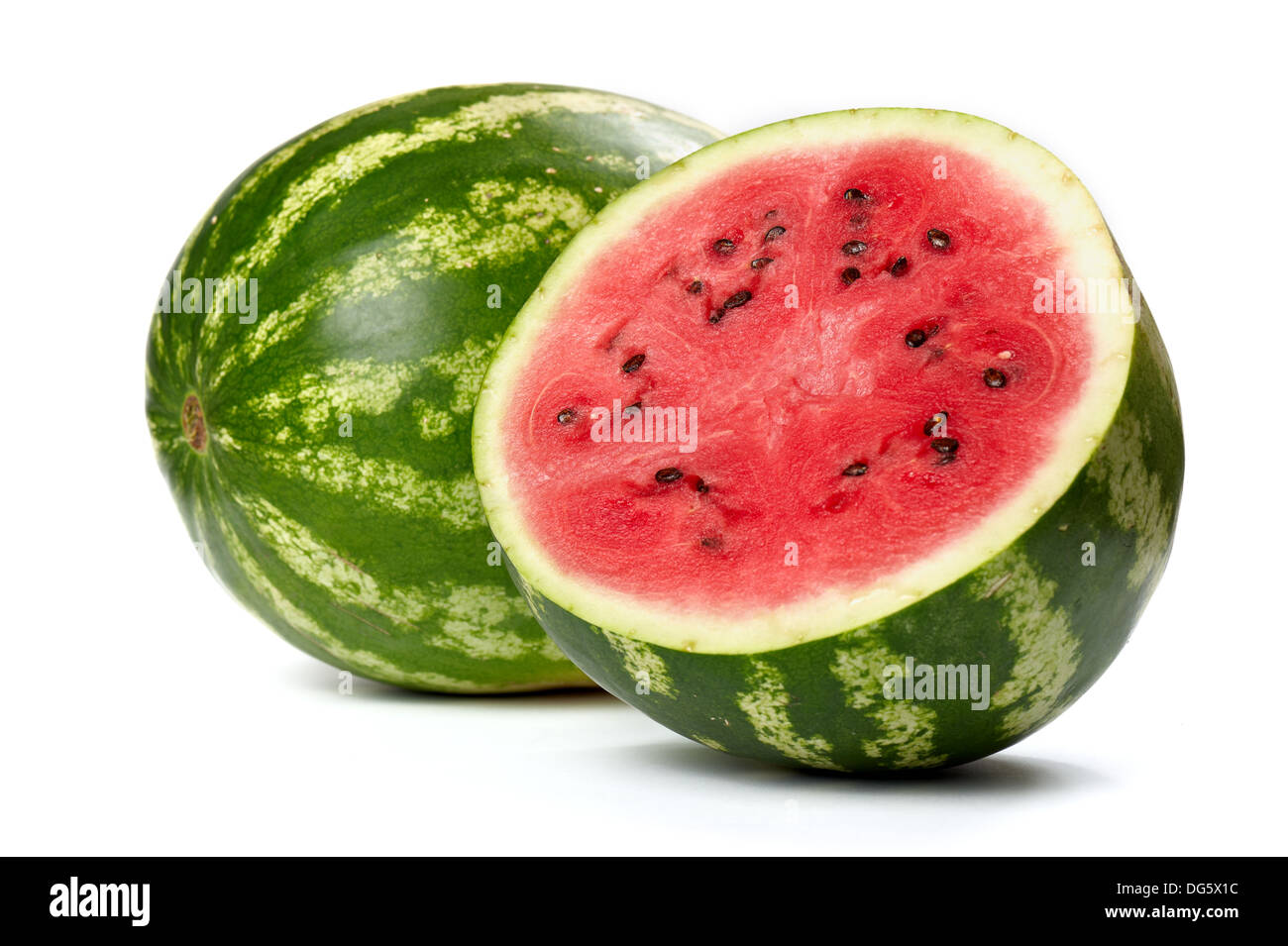 Ganze und eine halbe Wassermelone auf weißem Hintergrund Stockfoto