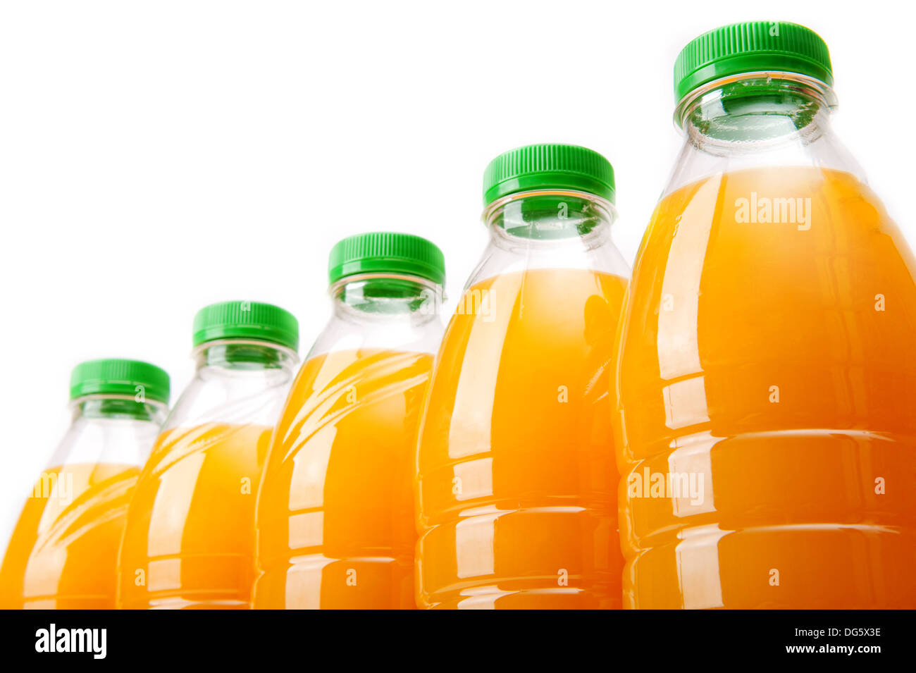 Flaschen mit frisch gepresstem Orangensaft auf weißem Hintergrund Stockfoto