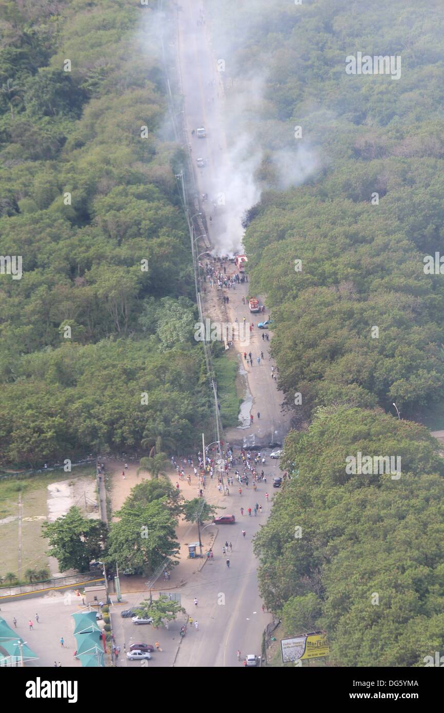 Rio Das Pedras, Brasilien. 14. Oktober 2013. Van-Fahrer führen Protest in Rio Das Pedras, westlich von Rio De Janeiro, südöstlichen Brasilien, Regelung gegen die Bewegung von Fahrzeugen in der Region am 14. Oktober 2013 bereitgestellt. Foto: ALEXANDRE VIEIRA/AGENCIA O DIA/ESTADAO CONTUEUDO © Dpa picture-Alliance/Alamy Live News Stockfoto