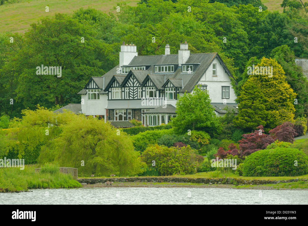 Stattliches Haus am Lake Windermere, Cumbria, England Stockfoto