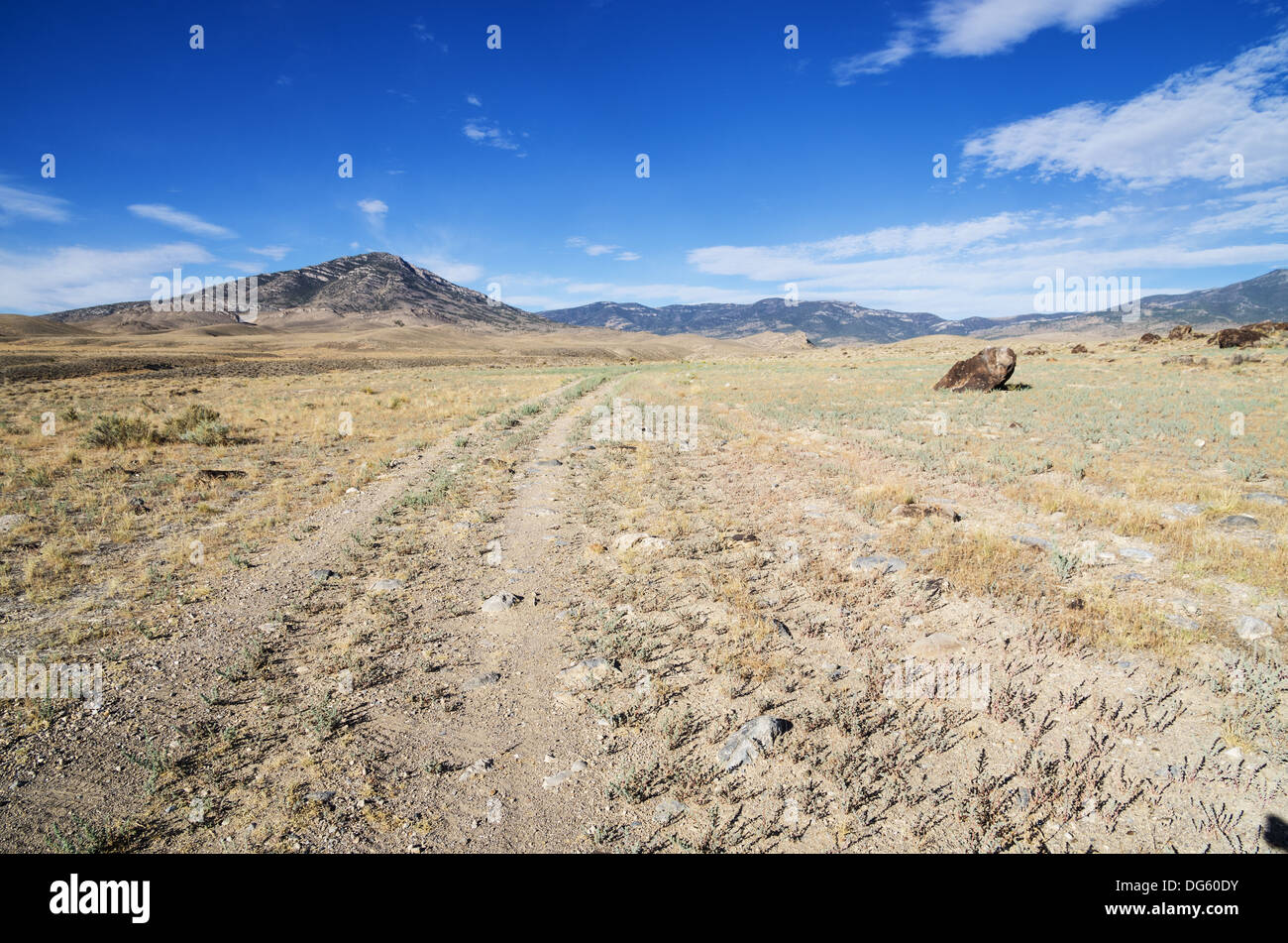 Doppelspur Schotterstraße, die nicht viel Verkehr Überschrift in Richtung fernen Nevada-Berge Stockfoto