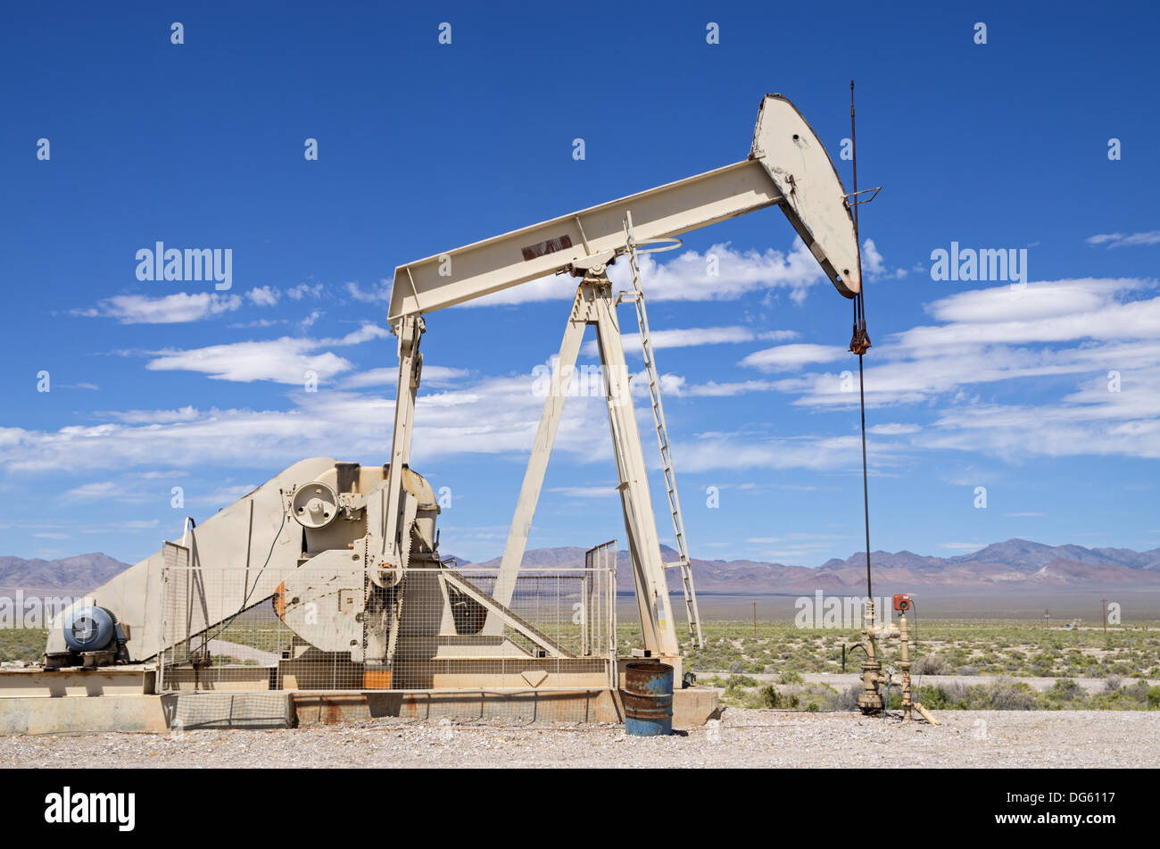 Wüste Ölquelle Pumpe Jack in Nevada Stockfoto