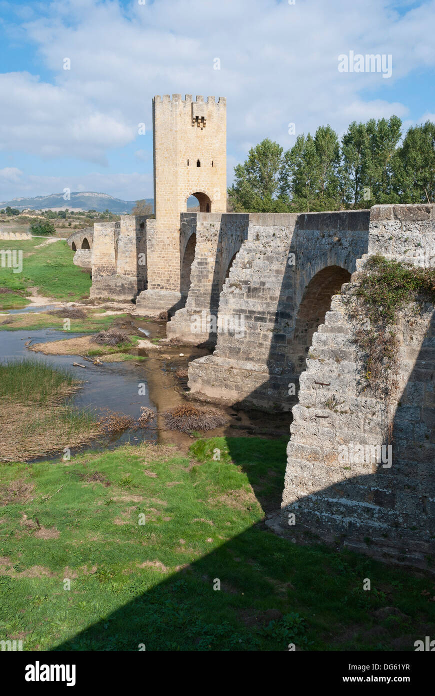 Römisch-mittelalterliche Brücke des Frias am Fluss Ebro. XIV. Jahrhundert (Burgos, Castilla. Spanien) Stockfoto