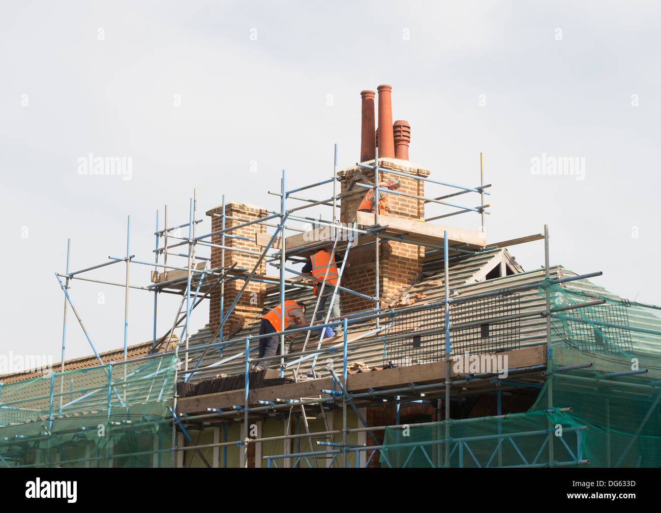 Arbeiter reparieren viktorianischen Schornstein Stack, Buckingham, England, UK Stockfoto