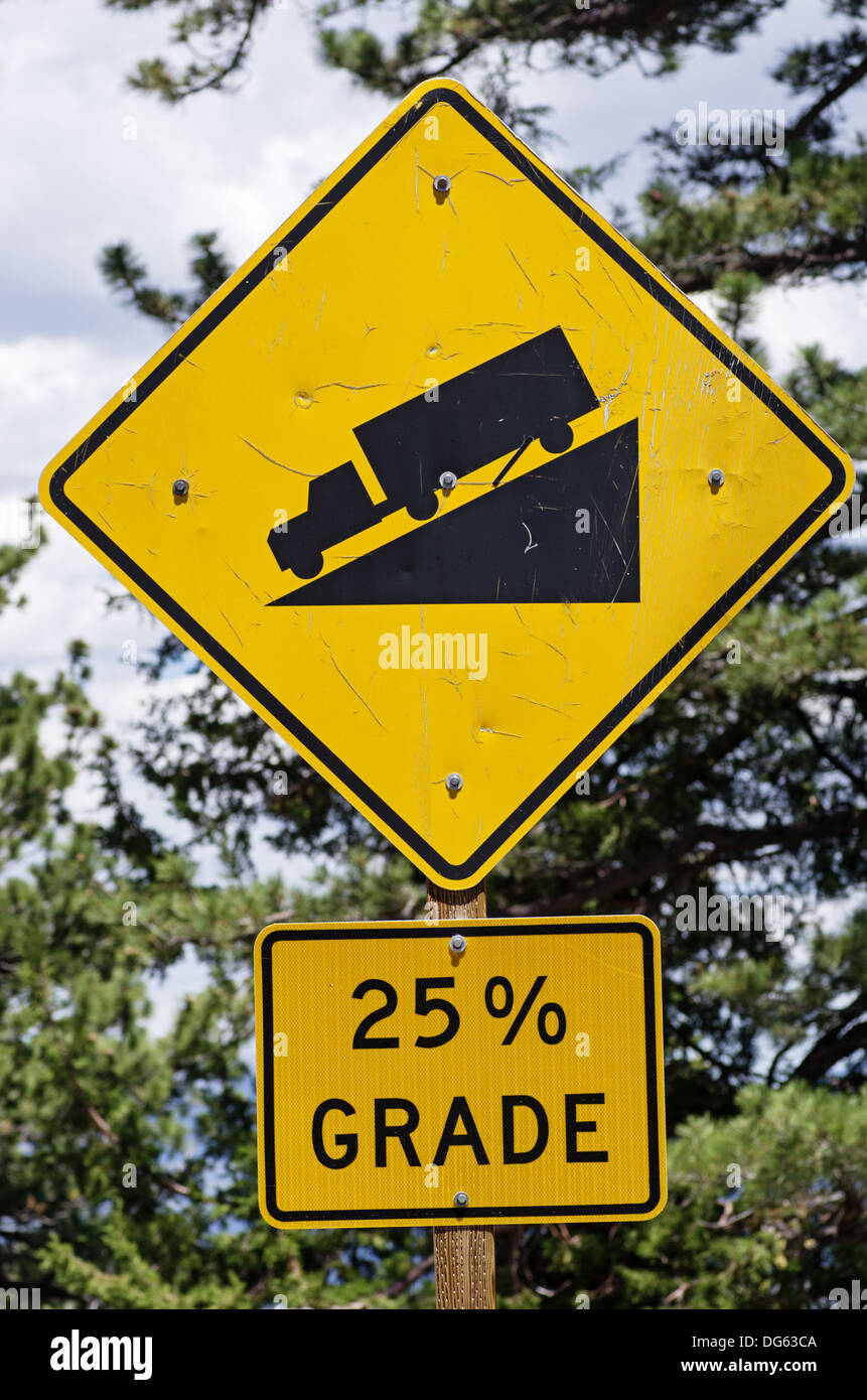 steile Straße Warnschild mit 25 Prozent-Grad und LKW auf Hügel Stockfoto