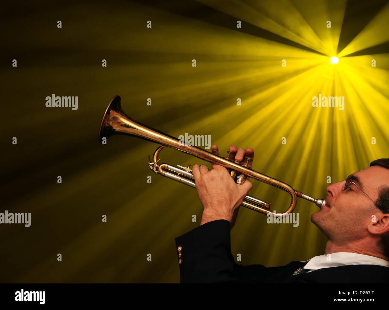 ein Mann spielt Trompete mit Beleuchtung hinter ihm Stockfoto